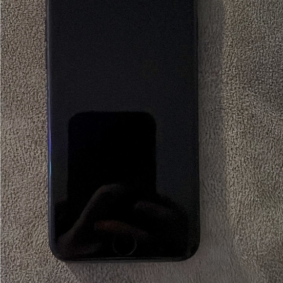 Iphone 7s Has been fully reset and in good condition (minus the smudges) - Picture 4 of 4